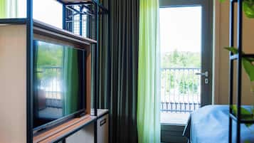 Suite junior, balcón | 1 habitación, escritorio y espacio para trabajar con laptop