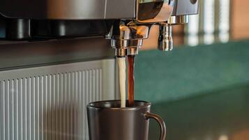 En kaffemaskin som häller upp kaffe i en kopp.