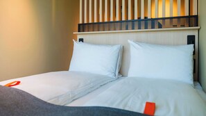 Eenvoudige tweepersoonskamer | Een bureau, een laptopwerkplek, gratis wifi, beddengoed
