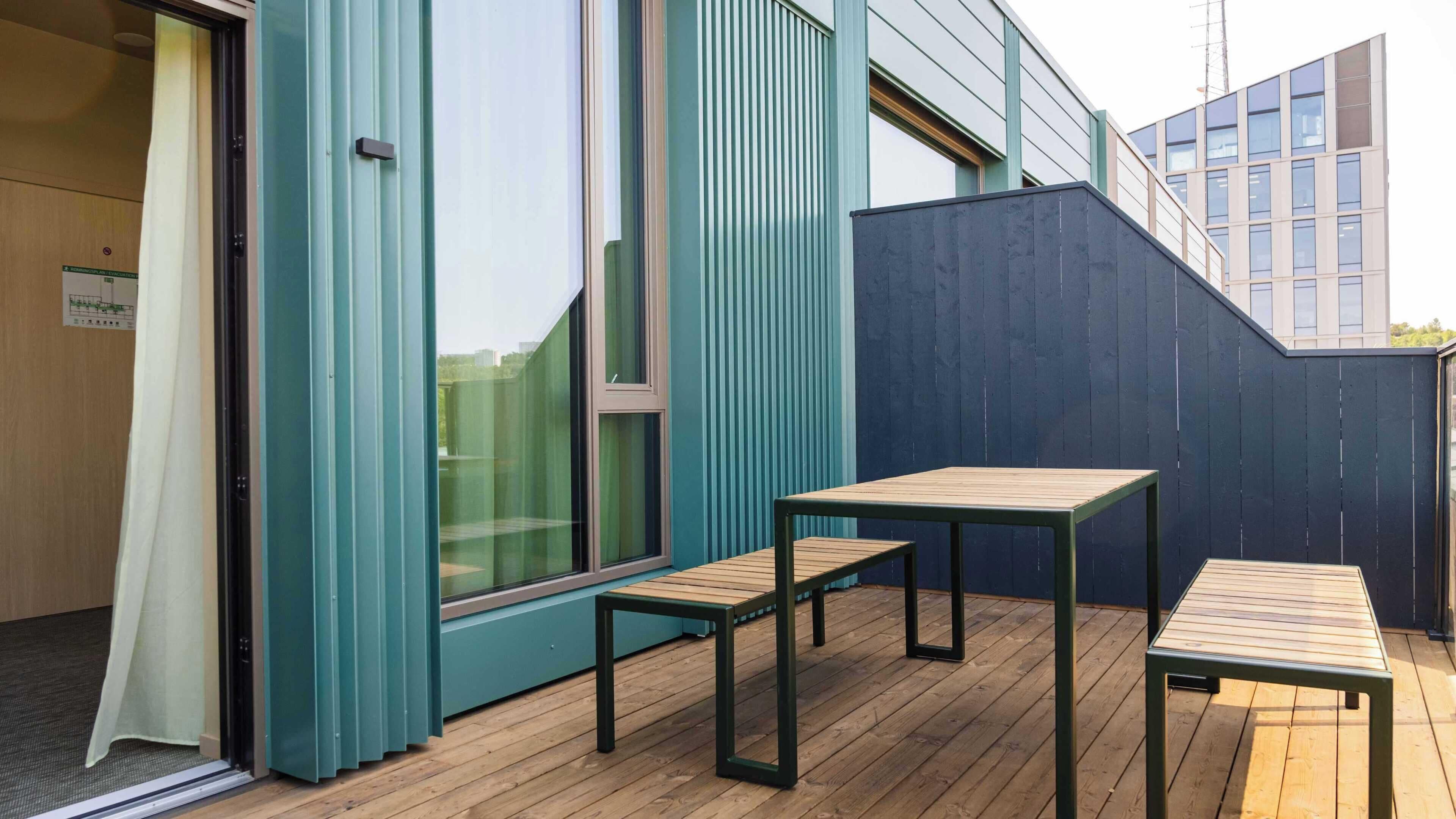Bureau, espace de travail pour ordinateur portable, Wi-Fi gratuit