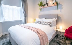 1 bedroom, iron/ironing board, WiFi, bed sheets - Macdonald Street Snug, Inverness (Inverness)