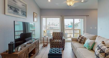 AH-J233 Second Floor Condo, Shared Pool and Hot Tub
