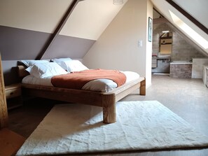 4 bedrooms, iron/ironing board, travel cot, free WiFi - Stone house with jacuzzi 6 km from the beach. (Quettreville-sur-Sienne)