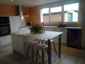 Fridge, microwave, oven, stovetop - Stone house with jacuzzi 6 km from the beach. (Quettreville-sur-Sienne)