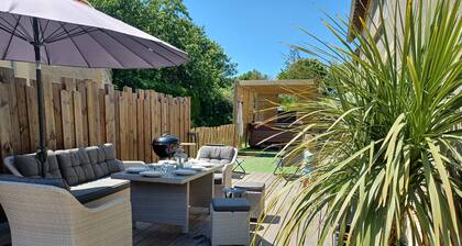 Stone house with jacuzzi 6 km from the beach.