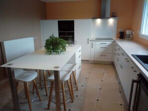 Fridge, microwave, oven, stovetop - Stone house with jacuzzi 6 km from the beach. (Quettreville-sur-Sienne)