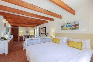 5 Schlafzimmer, Zimmersafe, Schreibtisch, Bügeleisen/Bügelbrett