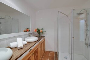 Combined shower/tub, hair dryer, bidet, towels