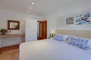 5 soverom, safe på rommet, skrivebord og strykejern/-brett