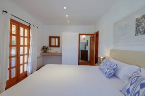 5 chambres, coffre-fort, bureau, fer et planche à repasser