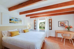 5 habitaciones, caja de seguridad en la habitación y escritorio 