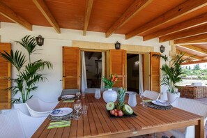 Outdoor dining - Dream finca: XXL pool, table tennis, BBQ house, volleyball, air-condition (Port de Pollença)