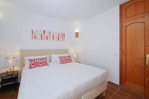 5 bedrooms, in-room safe, desk, iron/ironing board