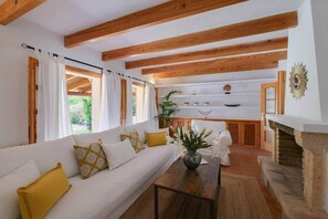 Fernseher, Kamin, Tischtennisplatte