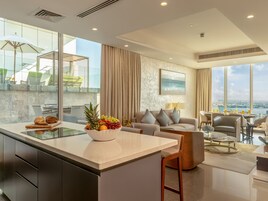 Ático, 3 habitaciones | Zona de estar | Televisión LED de 55 pulgadas con canales por cable, una televisión