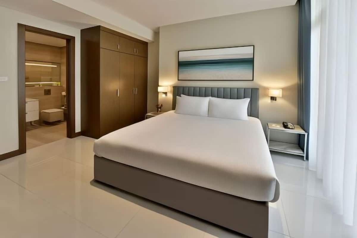 1 sovrum, värdeförvaringsskåp på rummet, unika möbler och skrivbord