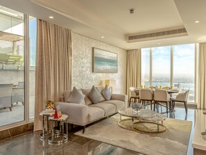 Kattohuoneisto, 3 makuuhuonetta | Oleskelualue | 55–tuumainen LED-televisio, jossa kaapelikanavat