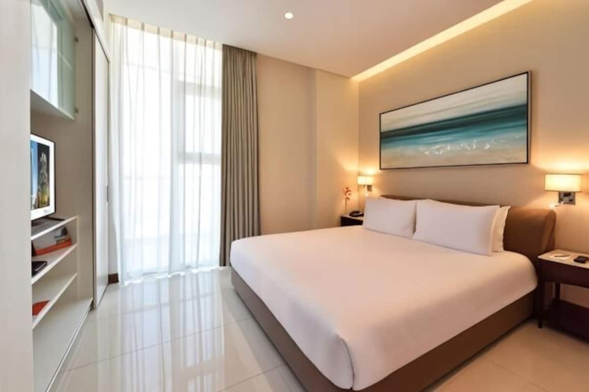 In-room safe, individually furnished, desk, laptop workspace