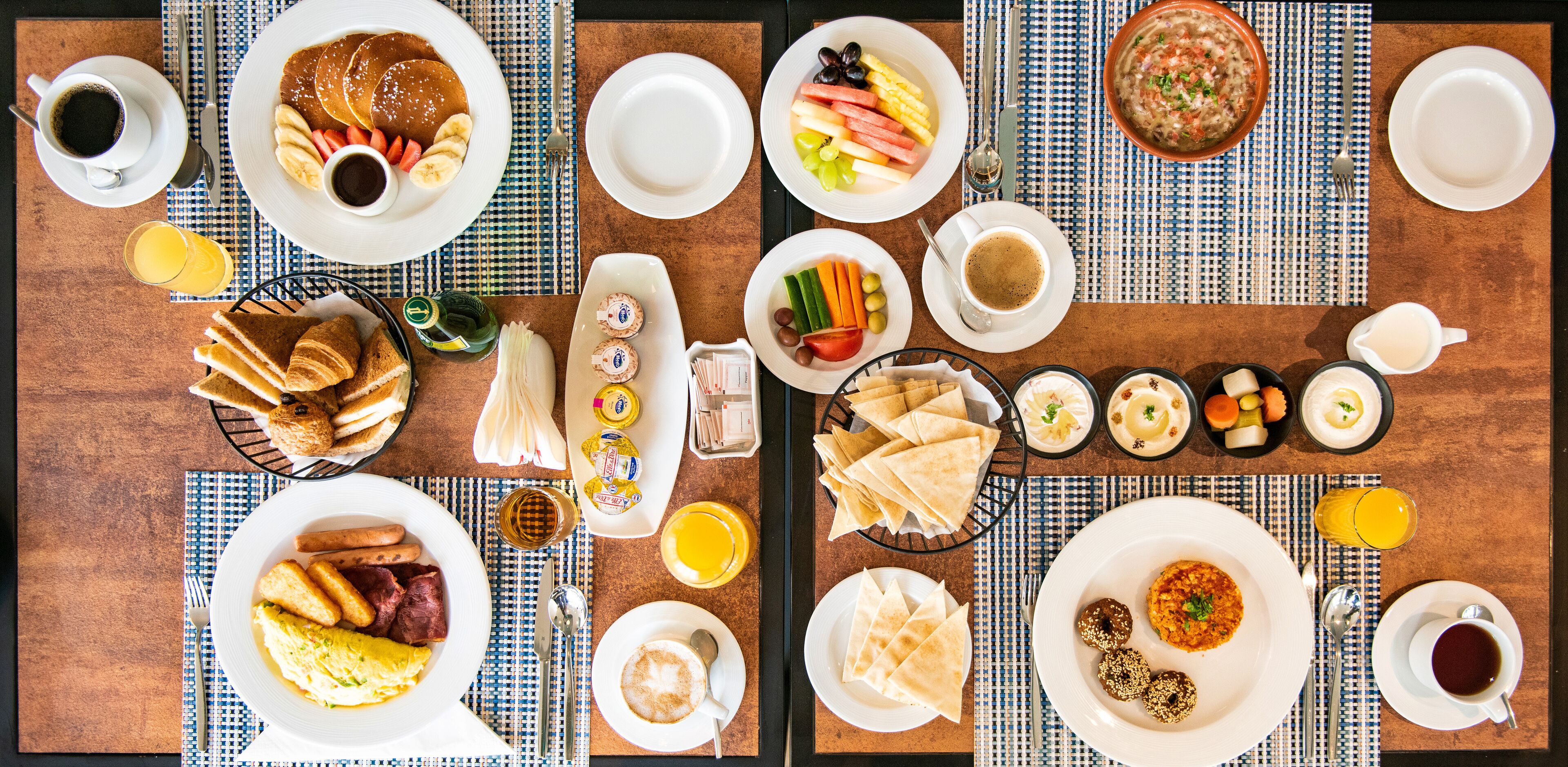 Un bufé de desayuno con diversos platos y bebidas.