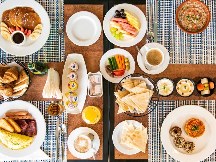 Un bufé de desayuno con diversos platos y bebidas.