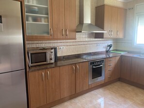 Frigorifero, microonde, forno, piano cottura