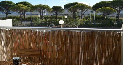 Studio Cabine lumineux, loggia & plancha à Port Camargue, 4 couchages, ménage inclus