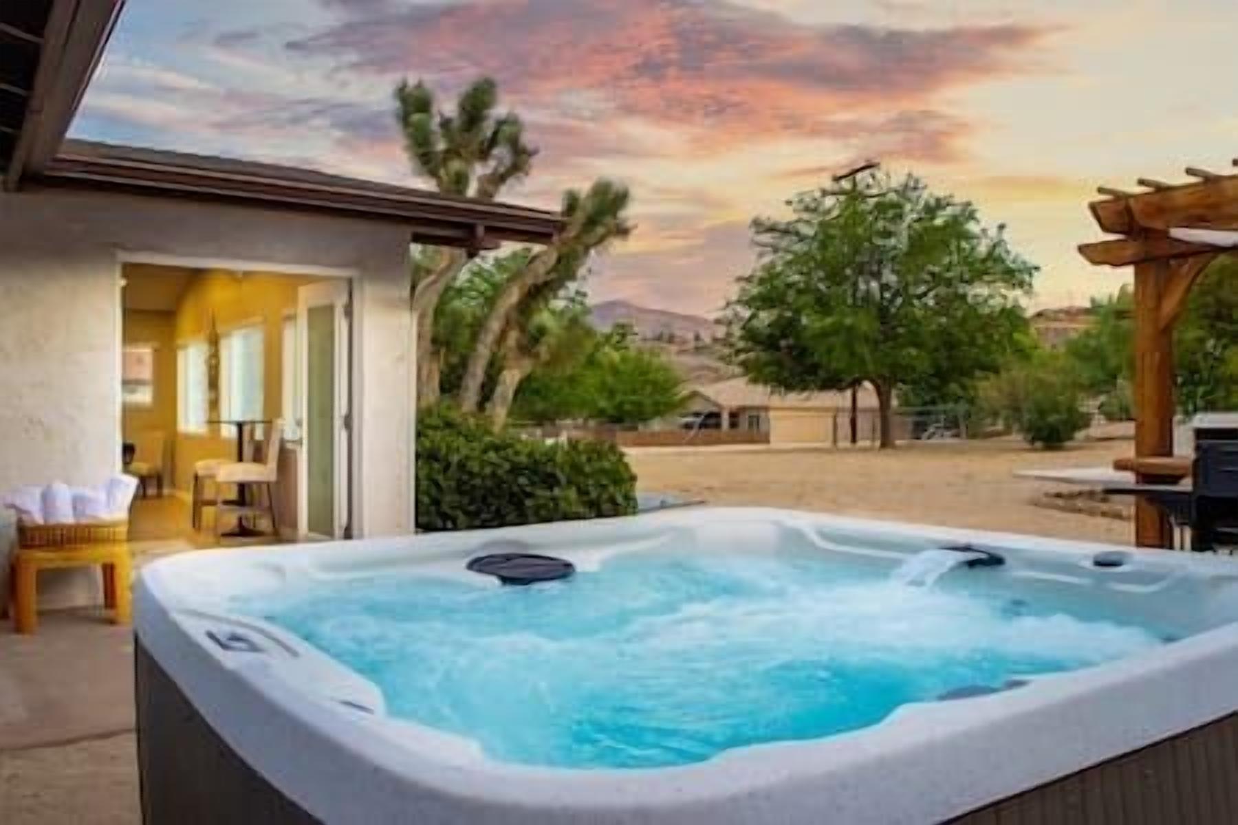 Yucca Valley Sunset Desert Oasis w/ Pool Table!