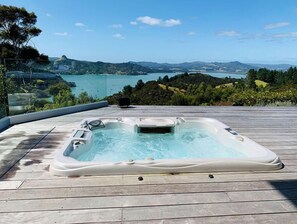 Outdoor spa tub - No.1 in far North Whangaroa Top Luxury- Cosy retreat "Kauri Hill Estate" Lodge (Northland)