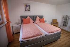 2 Schlafzimmer, Zimmersafe, Bügeleisen/Bügelbrett, Reisekinderbett