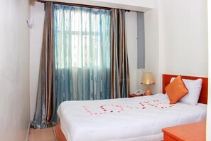 خزنة داخل الغرفة ومكتب ومساحة عمل للكمبيوتر المحمول وتجهيزات عازلة للصوت