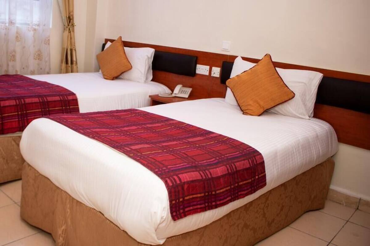 Deluxe Twin Room | In-room safe, desk, laptop workspace, soundproofing