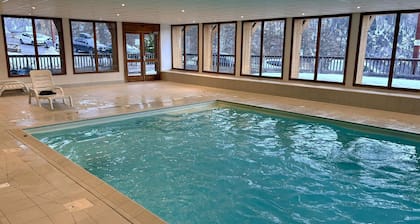 Cosy 2-Room Apartment with Pool & Jacuzzi, Sleeps 4, Ski-In/Ski-Out, South/West Balcony