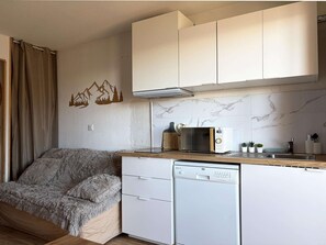 Fridge, microwave, dishwasher - Cosy 2-Room Apartment with Pool & Jacuzzi, Sleeps 4, Ski-In/Ski-Out, South/West Balcony (Les Orres)