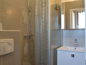 Bathroom - 2-room apt sleeps 4 with pool and parking (Fleury-Saint-Pierre-la-Mer)