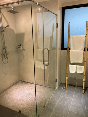 Bañera, secador de pelo, toallas, jabón