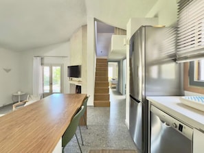 Coffee/tea maker, fridge, oven, stovetop