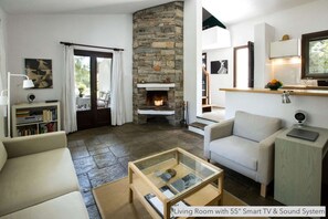 Una Smart TV, una chimenea, un reproductor de DVD, libros