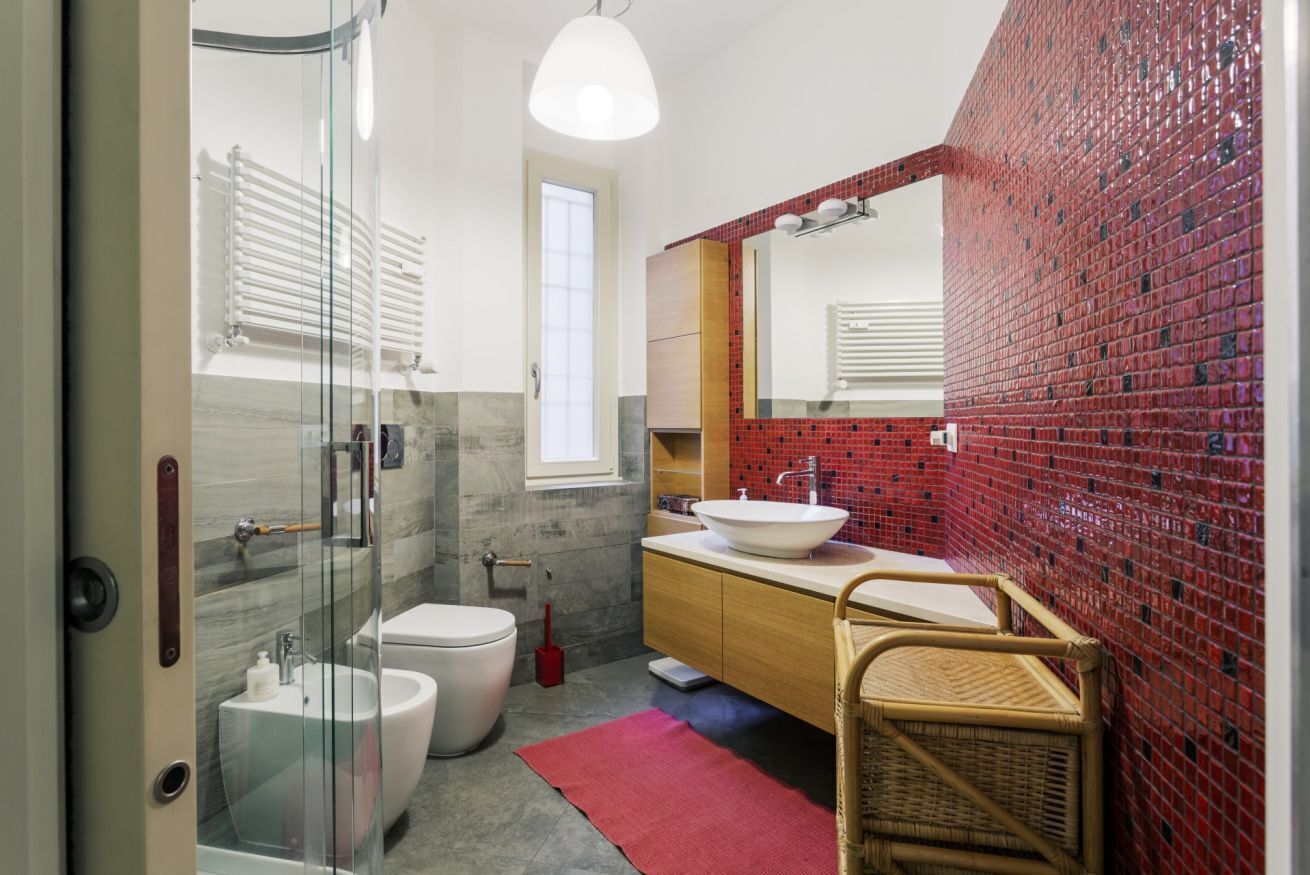 Dutxa, assecador de cabells, bidet i tovalloles 