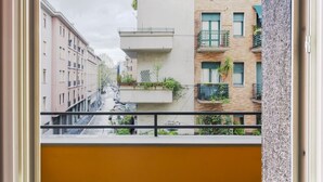 A view from a balcony overlooking a row of multi-story buildings with balconies and windows. - Hostmate - Milano - Sapeto- Colonne S.Lorenzo (Milano)