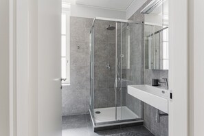 Badewanne, Haartrockner, Bidet, Handtücher