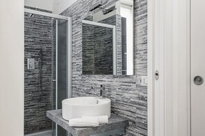 Douche, sèche-cheveux, bidet, serviettes fournies