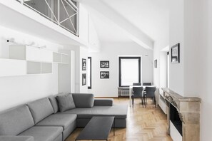 TV - Hostmate - Milano - Vicolo Fiori - Brera (Milano)