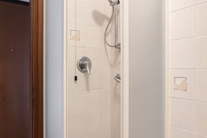 Dusche, Haartrockner, Bidet, Handtücher