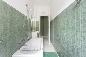 Ensemble douche/baignoire, sèche-cheveux, bidet, serviettes fournies