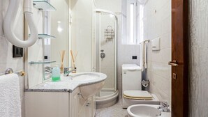 A bathroom with a shower, toilet, bidet, and sink. - Hostmate - Milano - Via Rovereto (Milano)