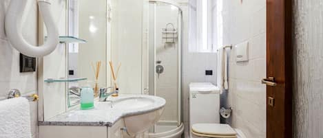 Douche, sĂšche-cheveux, bidet, serviettes fournies