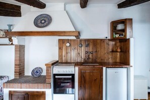 Fridge, stovetop, coffee/tea maker