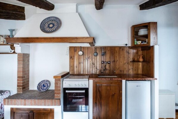 Refrigerador, parrilla de estufa y cafetera y tetera 