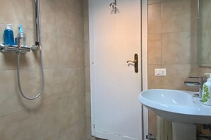 Dusche, Haartrockner, Bidet, Handtücher