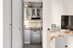 Kühlschrank, Mikrowelle, Herdplatte, Geschirrspüler